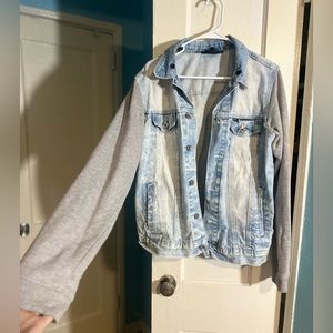 WT02 MENS‎ LIGHT WASH DENIM JEAN JACKET WITH SWEATSHIRT MATERIAL SLEEVES